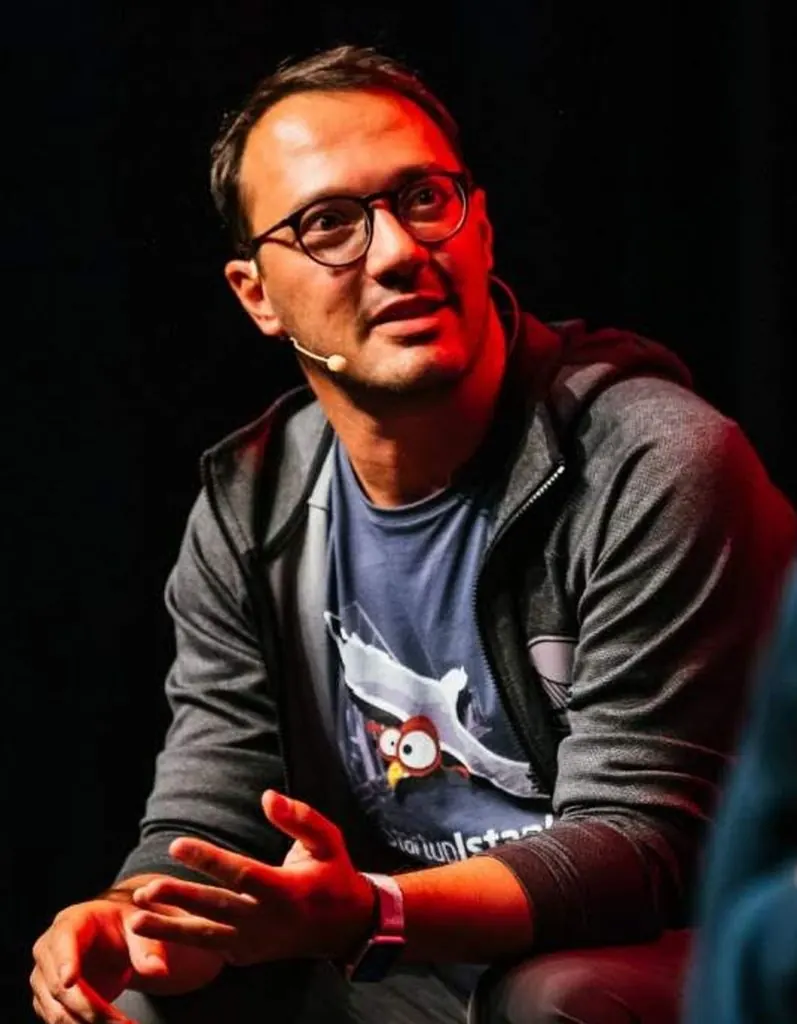 Ozan Sonmez on stage speaking about innovation